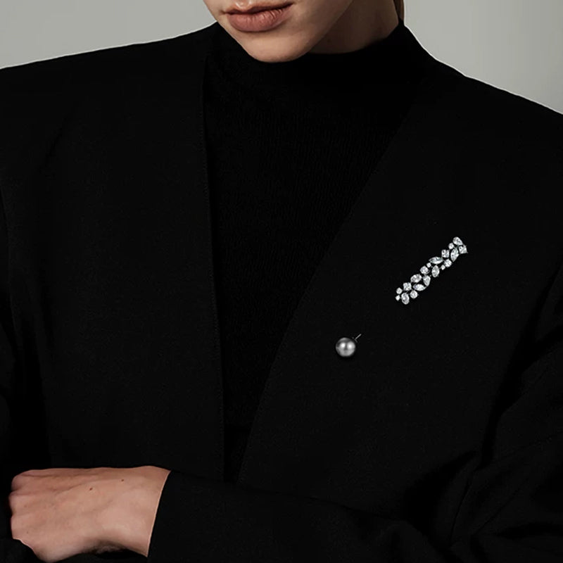 Retro zircon single character brooch