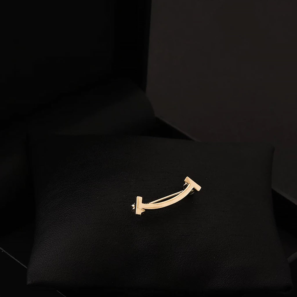 Smiling collar brooch