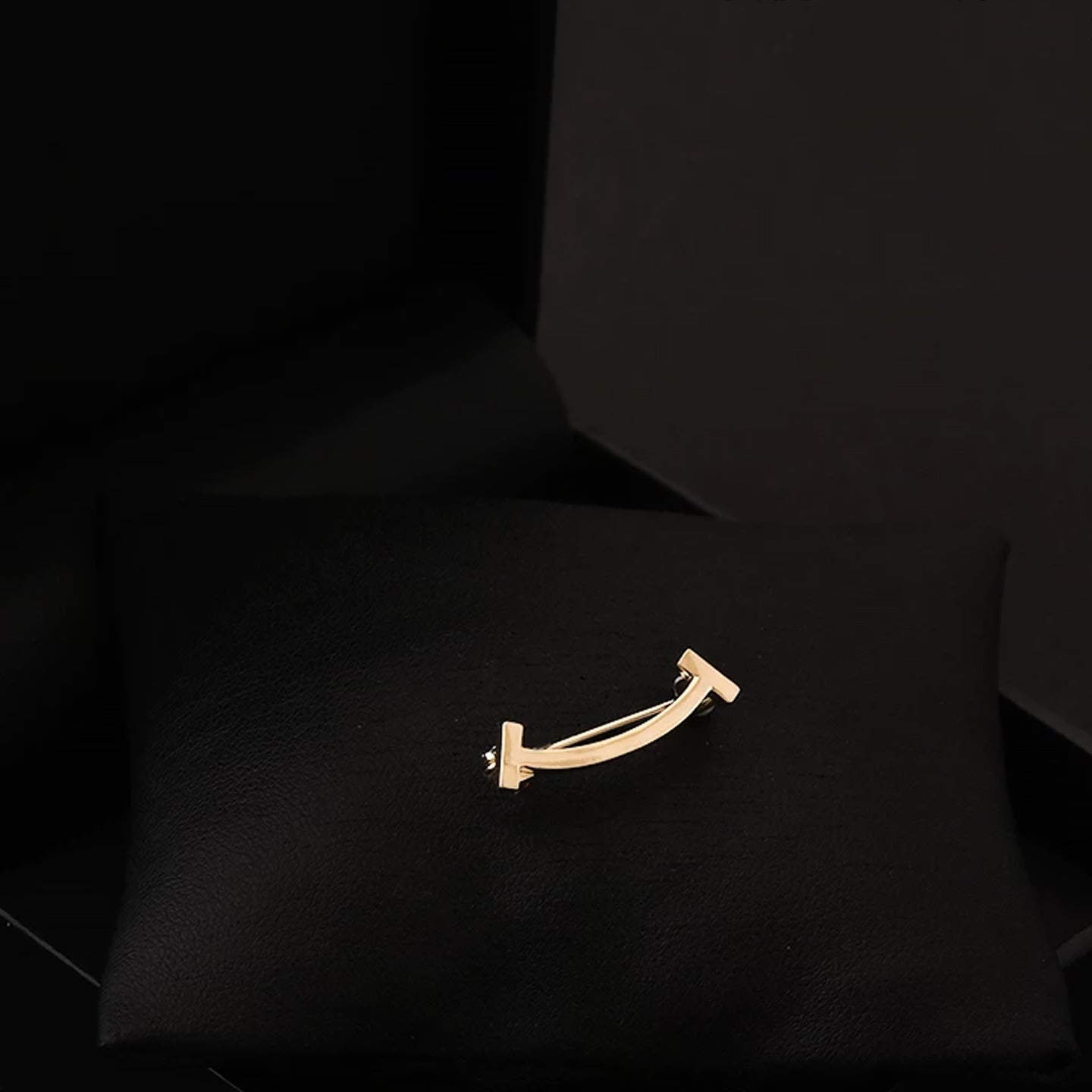 Smiling collar brooch